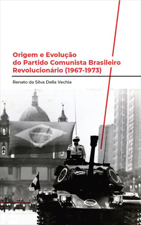 Imagem da cada do livro "Origem e Evolução do Partido Comunista Revolucionário (1972-1972)", de Renato da Silva Della Vechia. Há uma foto de um desfile militar com um soldado em um blindado, e ao fundo bandeira do Brasil e jipes, com uma igreja e edifícios mais ao fundo.